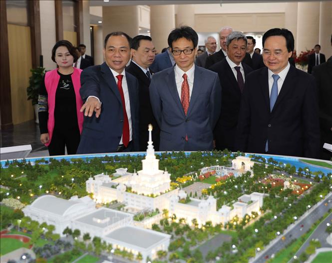 Trong ảnh: Phó Thủ tướng Vũ Đức Đam cùng các biểu tham quan trường đại học VinUni. Ảnh: Thanh Tùng-TTXVN