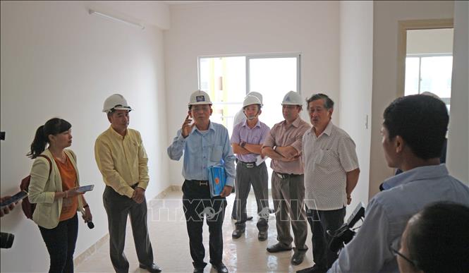 Trong ảnh: Lãnh đạo tỉnh Khánh Hòa cùng đoàn cơ quan chuyên môn đã trực tiếp đến kiểm tra việc thi công, hoàn thiện khối nhà B2 của dự án Nhà ở xã hội HQC Nha Trang. Ảnh: Nguyễn Dũng-TTXVN