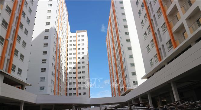 Trong ảnh: Dự án Nhà ở xã hội HQC Nha Trang gồm có 4 khối nhà với tổng cộng hơn 1.000 căn hộ, đến nay chủ đầu tư đã chậm tiến độ hơn 3 năm với 8 lần thất hứa giao nhà cho khách hàng. Ảnh: Nguyễn Dũng-TTXVN