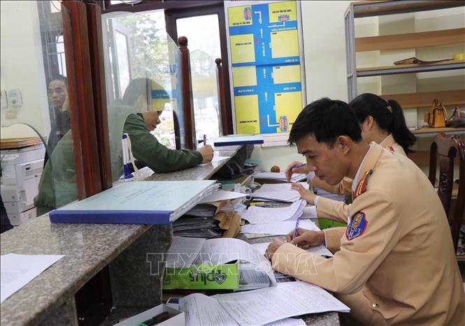 Trong ảnh: Lái xe đến nộp “phạt nguội” vi phạm giao thông tại Phòng Cảnh sát giao thông tỉnh Bắc Ninh. Ảnh: Thanh Thương – TTXVN