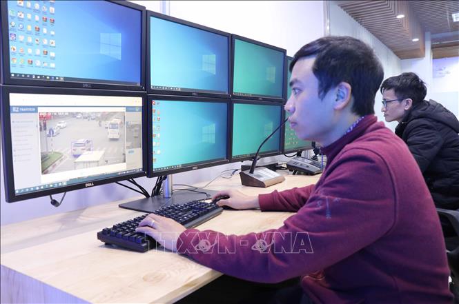 Trong ảnh: Trung tâm điều hành thành phố thông minh giám sát an ninh giao thông tại Sở Thông tin và Truyền thông tỉnh Bắc Ninh. Ảnh: Thanh Thương – TTXVN