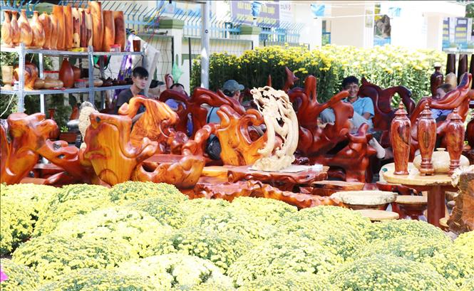Trong ảnh: Một điểm bán đồ gỗ mỹ nghệ, gỗ lũa nghệ thuật trên đường Lê Thánh Tôn, thành phố Nha Trang. Ảnh: Tiên Minh - TTXVN