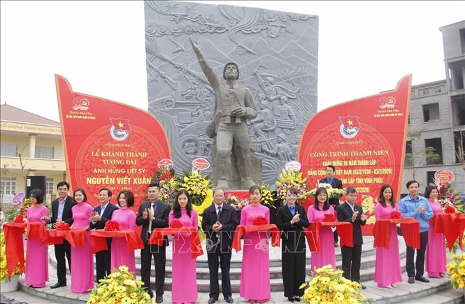 Trong ảnh: Các đại biểu cắt băng khánh thành Công trình thanh niên “Tượng đài Anh hùng, liệt sĩ Nguyễn Viết Xuân”. Ảnh: Nguyễn Thảo - TTXVN