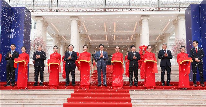 Photo: Delegates cut the ribbon to open the university. VNA Photo: Thanh Tùng