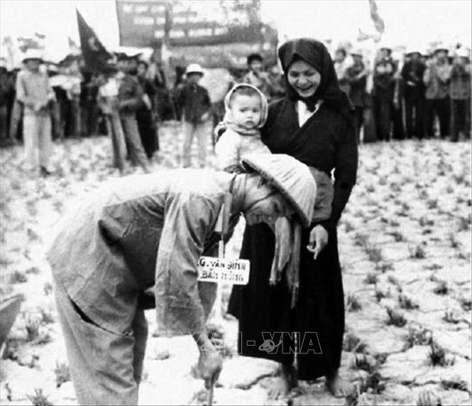 Trong ảnh: Niềm vui của nông dân khi được chia ruộng trong cải cách ruộng đất (năm 1955). Ảnh: Tư liệu TTXVN 