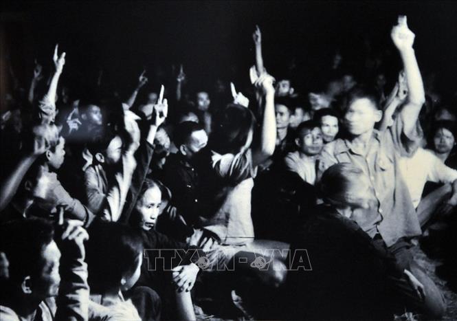 Trong ảnh: Tháng 11/1953, Trung ương Đảng thông qua Cương lĩnh ruộng đất và quyết định cải cách ruộng đất tại miền Bắc, chia ruộng cho nông dân, hoàn thành xóa bỏ giai cấp địa chủ, xóa bỏ tàn dư chế độ phong kiến ở miền Bắc; nâng cao quyền làm chủ của nông dân trong nông thôn. Ảnh: Tư liệu/TTXVN phát