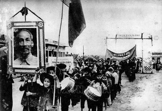 Trong ảnh: Người dân diễu hành chào mừng chính sách Cải cách ruộng đất tại miền Bắc của Đảng. Ảnh: Tư liệu/TTXVN phát