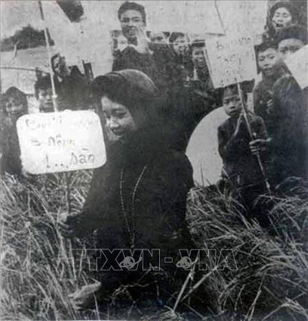 Trong ảnh: Nông dân phấn khởi được chia ruộng trong Cải cách ruộng đất (năm 1955). Ảnh: Tư liệu/TTXVN phát