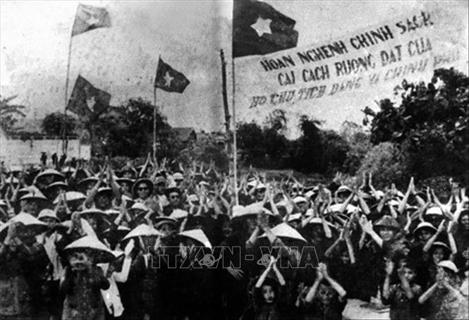 Trong ảnh: Nông dân mít tinh ủng hộ chính sách Cải cách ruộng đất của Đảng (năm 1955). Ảnh: Tư liệu/TTXVN phát
