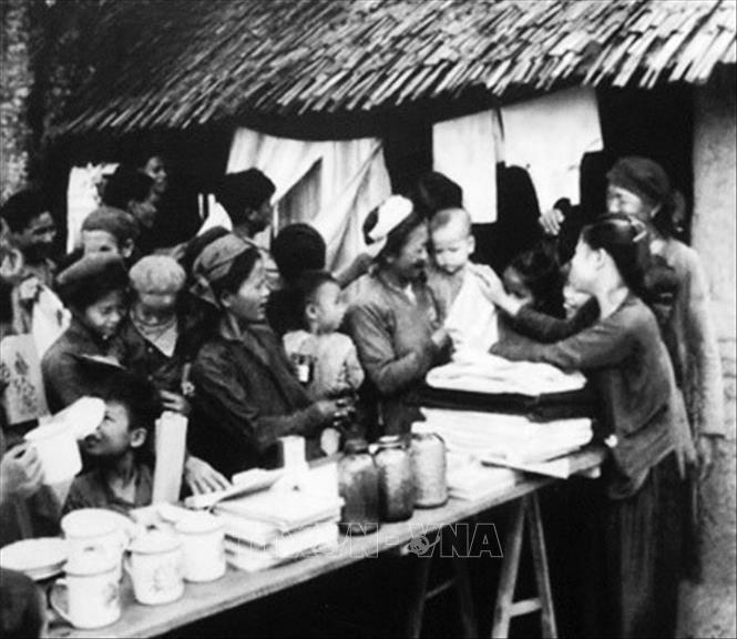 Trong ảnh: Nông dân phấn khởi mua sắm đồ dùng gia đình sau khi được chia ruộng trong Cải cách ruộng đất. Ảnh: Tư liệu/TTXVN phát