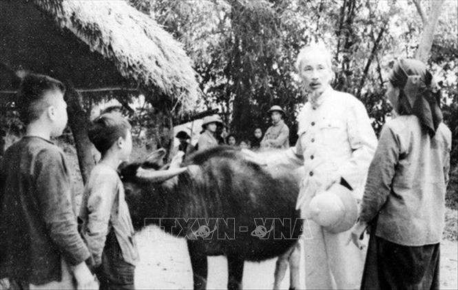 Trong ảnh: Chủ tịch Hồ Chí Minh đến thăm một gia đình nông dân vừa được chia ruộng trong Cải cách ruộng đất, năm 1955. Ảnh: Tư liệu/TTXVN phát