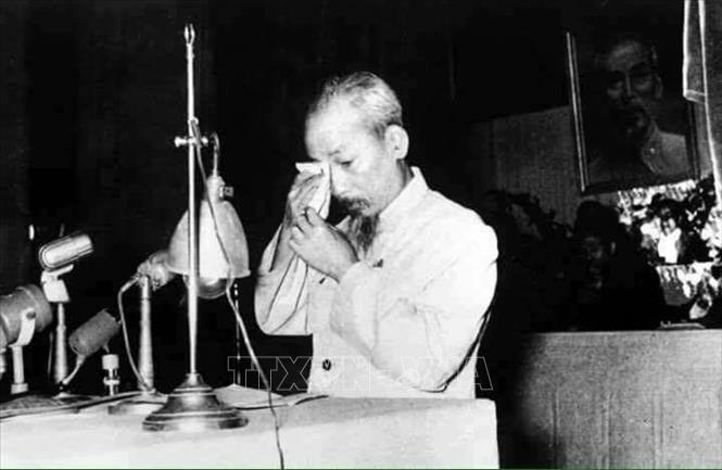 Trong ảnh: Một số sai lầm mắc phải trong Cải cách ruộng đất khiến uy tín của Đảng bị giảm sút. Tại kỳ họp thứ 6, Quốc hội khóa I (29/12/1956 – 25/1/1957), Chủ tịch Hồ Chí Minh thay mặt Đảng, Chính phủ thẳng thắn nhận khuyết điểm trong công tác Cải cách ruộng đất trước Quốc hội và xin lỗi toàn dân. Nước mắt Người đã rơi trước những khuyết điểm do chủ quan, thiếu lắng nghe nhân dân, thiếu sâu sát thực tiễn cơ sở. Trước quốc dân đồng bào, Người đã không ngần ngại công khai khuyết điểm của Đảng, của người lãnh đạo cao nhất là chính Người…Ảnh: Tư liệu/TTXVN phát