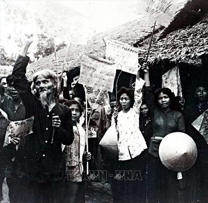 Trong ảnh: Ngày 2/12/1960, hơn 2.000 người dân tỉnh Mỹ Tho mít tinh, biểu tình đòi Mỹ - Ngụy chấm dứt các cuộc hành quân càn quét, chấm dứt việc bắn đại bác vào xóm làng, đòi Ngô Đình Diệm từ chức và thành lập một chính phủ dân chủ tiến bộ ở miền Nam Việt Nam. Ảnh: Tư liệu TTXVN
