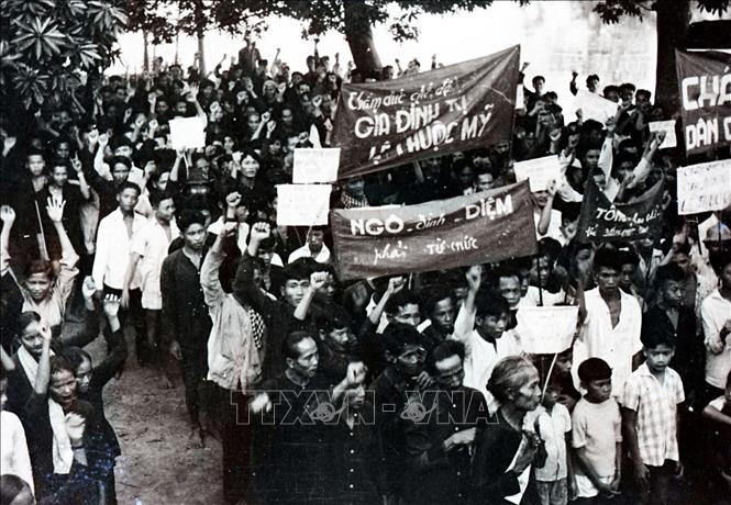 Trong ảnh: Ngày 2/12/1960, hơn 2.000 người dân tỉnh Mỹ Tho mít tinh, biểu tình đòi Mỹ - Ngụy chấm dứt các cuộc hành quân càn quét, chấm dứt việc bắn đại bác vào xóm làng, đòi Ngô Đình Diệm từ chức và thành lập một chính phủ dân chủ tiến bộ ở miền Nam Việt Nam. Ảnh: Tư liệu TTXVN