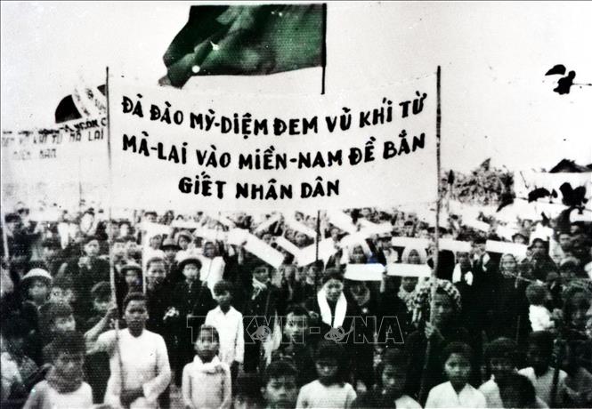 Trong ảnh: Đồng bào Kiến Phong (Long An) mít tinh phản đối Mỹ - Diệm đưa vũ khí từ Malaysia vào miền Nam để bắn giết nhân dân. Ảnh: Tư liệu TTXVN