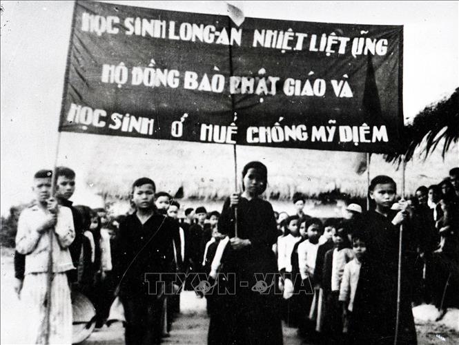 Trong ảnh: Học sinh tỉnh Long An mít tinh ủng hộ cuộc đấu tranh của đồng bào Phật giáo và học sinh ở Huế chống Mỹ - Diệm. Ảnh: Tư liệu TTXVN