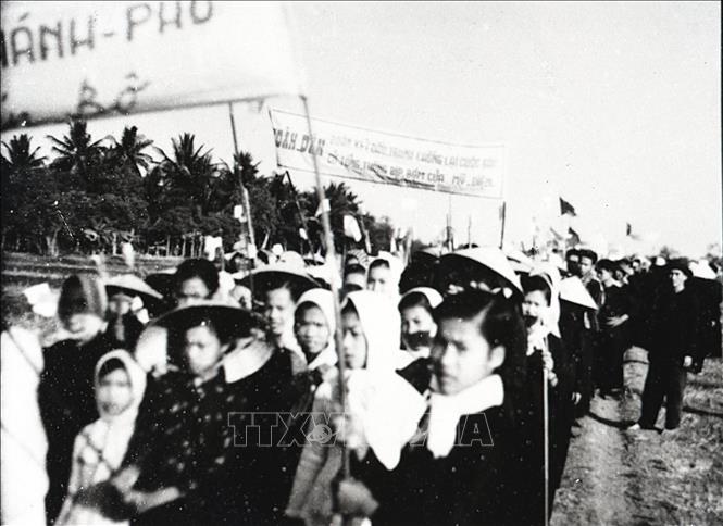 Trong ảnh: Ngày 7/4/1961, hơn 5.000 người dân Bến Tre mít tinh tẩy chay trò hề bầu cử tổng thống lần thứ hai của Mỹ - Diệm. Ảnh: Tư liệu TTXVN