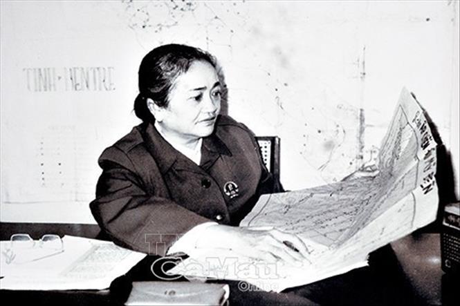 Thiếu tướng Nguyễn Thị Định, Phó Tư lệnh Quân giải phóng miền Nam Việt Nam, trong phong trào “Đồng Khởi Bến Tre”, với cương vị Phó Bí thư Tỉnh ủy Bến Tre, bà vừa chỉ đạo lực lượng vũ trang đánh địch chống càn, vừa huy động lực lượng quần chúng đấu tranh binh vận, đấu tranh chính trị với phương châm “Ba mũi giáp công” và thành lập nên “Đội quân tóc dài”. Tên tuổi của bà gắn với phong trào Đồng khởi Bến Tre, với “Đội quân tóc dài” kể từ đó. Trong ảnh: Nữ tướng Nguyễn Thị Định tại Bộ Chỉ huy Miền trong kháng chiến chống Mỹ. Ảnh: Tư liệu/TTXVN phát