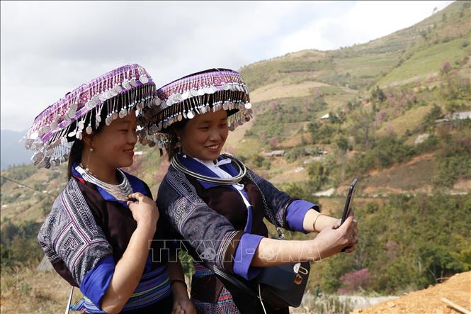 Trong ảnh: Thiếu nữ Mông ở Mù Cang Chải trong bộ trang phục truyền thống do chính tay mình làm ra. Ảnh: Tuấn Anh - TTXVN