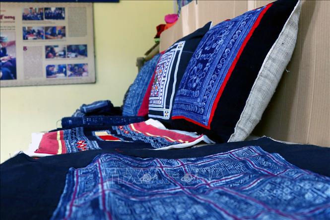 Trong ảnh: Những chiếc váy, áo, khăn quàng, khăn trải bàn, túi đeo, móc chìa khoá, vỏ gối... có màu sắc phong phú mang đậm nét văn hóa của người dân bản địa. Ảnh: Tuấn Anh - TTXVN