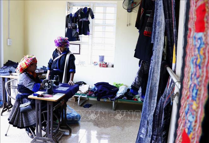 Trong ảnh: Chị Lý Thị Ninh, phó trưởng nhóm thêu thổ cẩm xã Chế Cu Nha (bên trái) trao đổi kỹ thuật thêu với chị em phụ nữ. Ảnh: Tuấn Anh - TTXVN