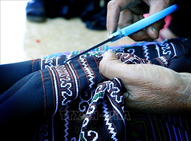 Trong ảnh: Họa tiết hoa văn trên nền trang phục Mông chủ yếu là các hoa văn hình học được làm thủ công, thể hiện sự khéo léo, tài năng của người phụ nữ Mông nơi đây. Ảnh: Tuấn Anh - TTXVN