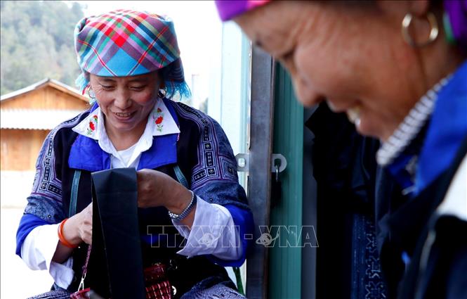 Trong ảnh: Nhiều chị em phụ nữ Mông coi nghề dệt thổ cẩm là việc chính đem lại thu nhập cho gia đình. Ảnh: Tuấn Anh - TTXVN