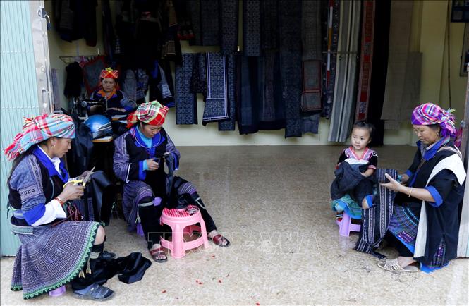 Trong ảnh: Năm 2009, Hội Phụ nữ xã Chế Cu Nha đã thành lập nhóm thêu thổ cẩm với 30 thành viên do Phó Chủ tịch Hội Phụ nữ xã làm Trưởng nhóm và hoạt động rất hiệu quả cho đến nay. Ảnh: Tuấn Anh - TTXVN