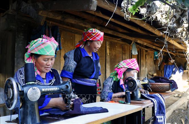 Trong ảnh: Việc thêu thùa, làm trang phục được phụ nữ Mông truyền dạy từ đời này qua đời khác. Ảnh: Tuấn Anh - TTXVN