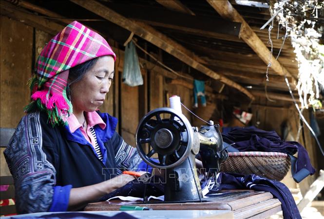 Trong ảnh: Người phụ nữ Mông dệt thổ cẩm ở mọi nơi, mọi lúc thậm chí cả thời gian rảnh khi lên nương rẫy. Ảnh: Tuấn Anh - TTXVN