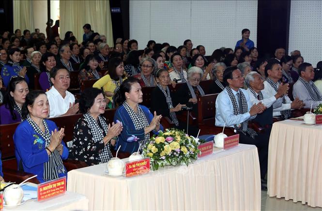 Trong ảnh: Chủ tịch Quốc hội Nguyễn Thị Kim Ngân với các đại biểu dự buổi họp mặt. Ảnh: Trọng Đức - TTXVN