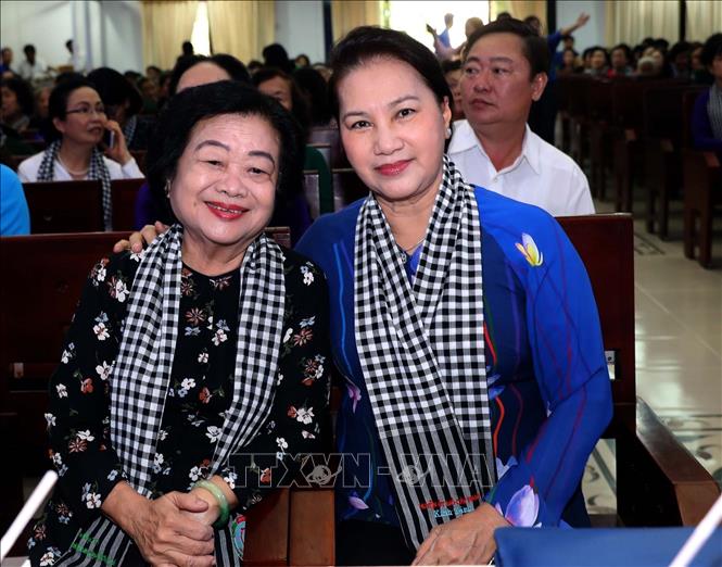 Chủ tịch Quốc hội Nguyễn Thị Kim Ngân với nguyên Phó Chủ tịch nước Trương Mỹ Hoa. Ảnh: Trọng Đức - TTXVN