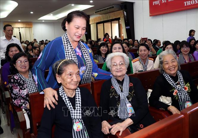 Trong ảnh: Chủ tịch Quốc hội Nguyễn Thị Kim Ngân với các đại biểu dự buổi họp mặt. Ảnh: Trọng Đức - TTXVN