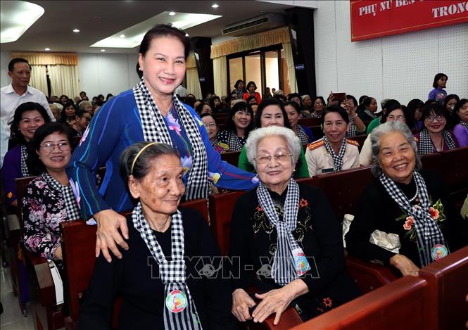 Trong ảnh: Chủ tịch Quốc hội Nguyễn Thị Kim Ngân với các đại biểu dự buổi họp mặt. Ảnh: Trọng Đức - TTXVN