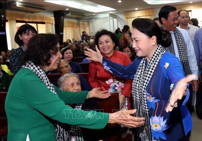 Trong ảnh: Chủ tịch Quốc hội Nguyễn Thị Kim Ngân với các đại biểu dự buổi họp mặt. Ảnh: Trọng Đức - TTXVN