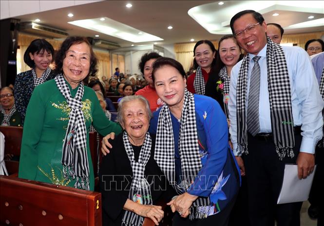 Trong ảnh: Chủ tịch Quốc hội Nguyễn Thị Kim Ngân với các đại biểu dự buổi họp mặt. Ảnh: Trọng Đức - TTXVN