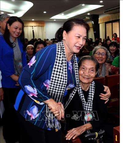 Trong ảnh: Chủ tịch Quốc hội Nguyễn Thị Kim Ngân với các đại biểu dự buổi họp mặt. Ảnh: Trọng Đức - TTXVN