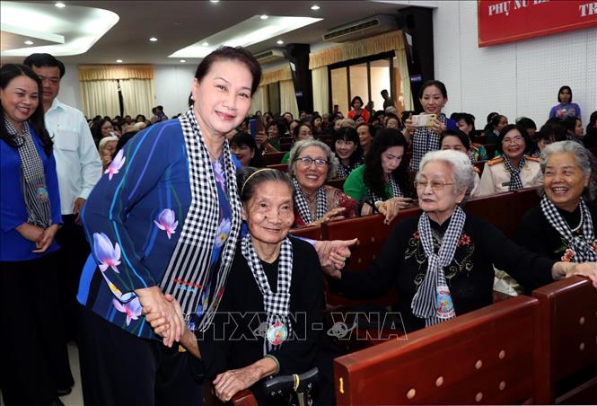 Trong ảnh: Chủ tịch Quốc hội Nguyễn Thị Kim Ngân với các đại biểu dự buổi họp mặt. Ảnh: Trọng Đức - TTXVN