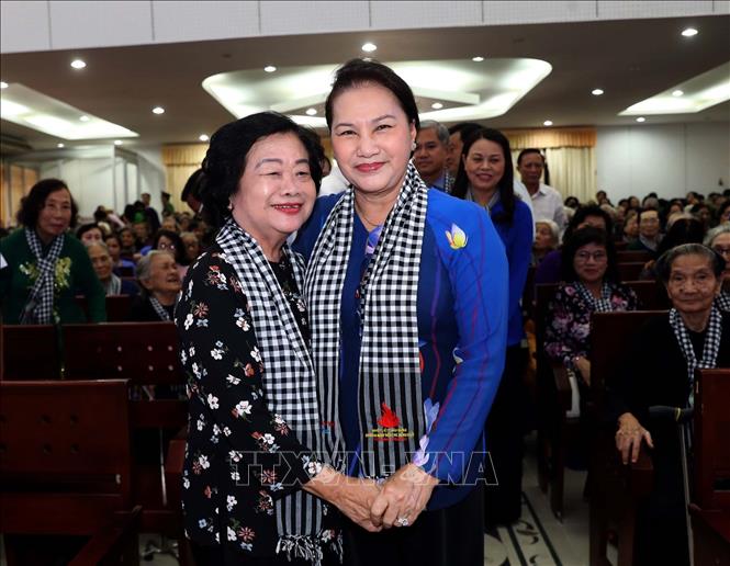 Trong ảnh: Chủ tịch Quốc hội Nguyễn Thị Kim Ngân với nguyên Phó Chủ tịch nước Trương Mỹ Hoa tại buổi họp mặt. Ảnh: Trọng Đức - TTXVN