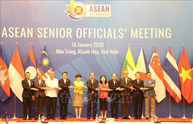 Photo: Heads of SOM ASEAN pose for a photo at ASEAN SOM meeting on January 16. VNA Photo: Tiên Minh
