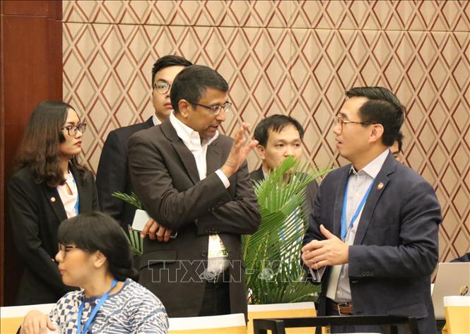 Photo: Delegates exchange on the sidelines of ASEAN SOM meeting on January 16. VNA Photo: Tiên Minh