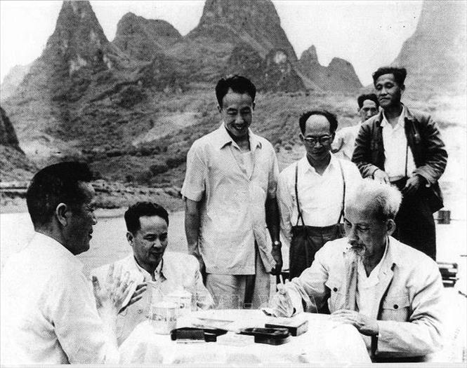 Trong ảnh: Chủ tịch Hồ Chí Minh làm thơ chữ Hán trên thuyền đi thăm sông Ly Giang, tỉnh Quảng Tây (Trung Quốc), tháng 5/1961. Ảnh: Tư liệu/TTXVN phát