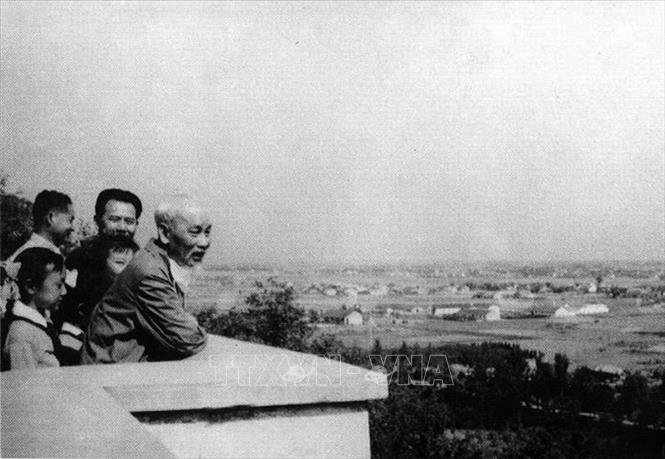 Trong ảnh: Chủ tịch Hồ Chí Minh ngắm cảnh Tô Châu, tỉnh Giang Tô trong chuyến thăm Trung Quốc, tháng 5/1966. Ảnh: Tư liệu/TTXVN phát