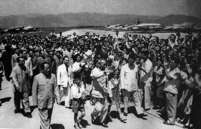 Trong ảnh: Nhân dân Trung Quốc chào mừng đoàn đại biểu Chính phủ Việt Nam, do Chủ tịch Hồ Chí Minh dẫn đầu, thăm hữu nghị Trung Quốc, tháng 6/1955. Ảnh: Tư liệu/TTXVN phát