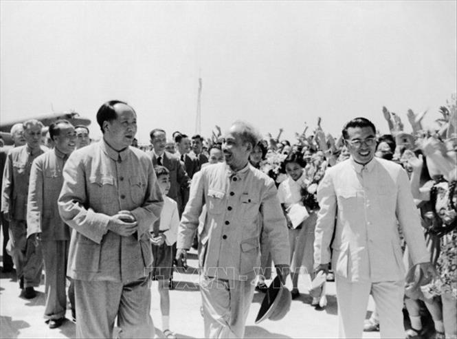 Trong ảnh: Chủ tịch Trung Quốc Mao Trạch Đông đón Chủ tịch Hồ Chí Minh thăm hữu nghị Trung Quốc, tại sân bay Bắc Kinh, ngày 25/6/1955. Ảnh: Tư liệu/TTXVN phát