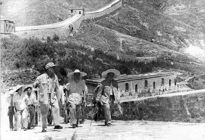 Trong ảnh: Chủ tịch Hồ Chí Minh tham quan Vạn lý trường thành, trong chuyến thăm hữu nghị Trung Quốc, tháng 7/1955. Ảnh: Tư liệu/TTXVN phát
