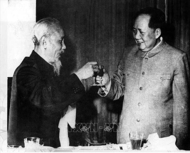 Trong ảnh: Chủ tịch Hồ Chí Minh và Chủ tịch Mao Trạch Đông nâng ly chúc tình hữu nghị Việt Nam – Trung Quốc mãi mãi xanh tươi, đời đời bền vững, tháng 8/1957. Ảnh: Tư liệu/TTXVN phát