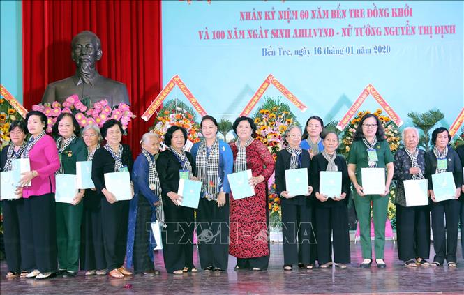 Trong ảnh: Chủ tịch Quốc hội Nguyễn Thị Kim Ngân tặng quà các đại biểu tại buổi gặp mặt. Ảnh: Trọng Đức - TTXVN