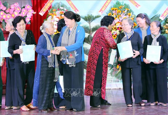 Trong ảnh: Chủ tịch Quốc hội Nguyễn Thị Kim Ngân tặng quà các đại biểu tại buổi gặp mặt. Ảnh: Trọng Đức - TTXVN