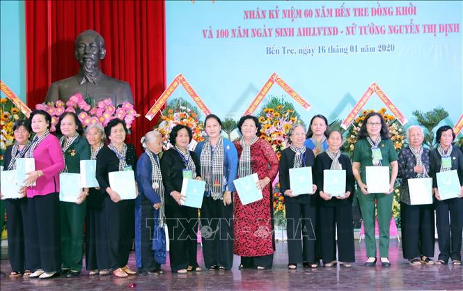 Trong ảnh: Chủ tịch Quốc hội Nguyễn Thị Kim Ngân tặng quà các đại biểu tại buổi gặp mặt. Ảnh: Trọng Đức - TTXVN